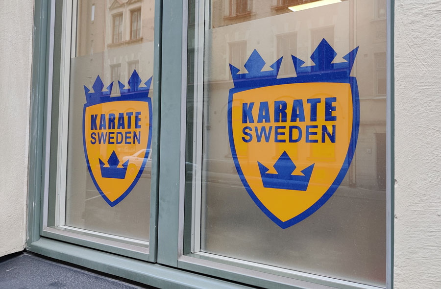 logotyp dekal fönster frostad glasruta stockholm